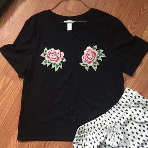 EMBROIDERED ROSE TEE